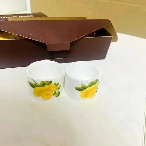 Set of 6 Napkin Rings, Hand Painted Yellow Floral vintage Napkin Rings - Picture 3 of 6